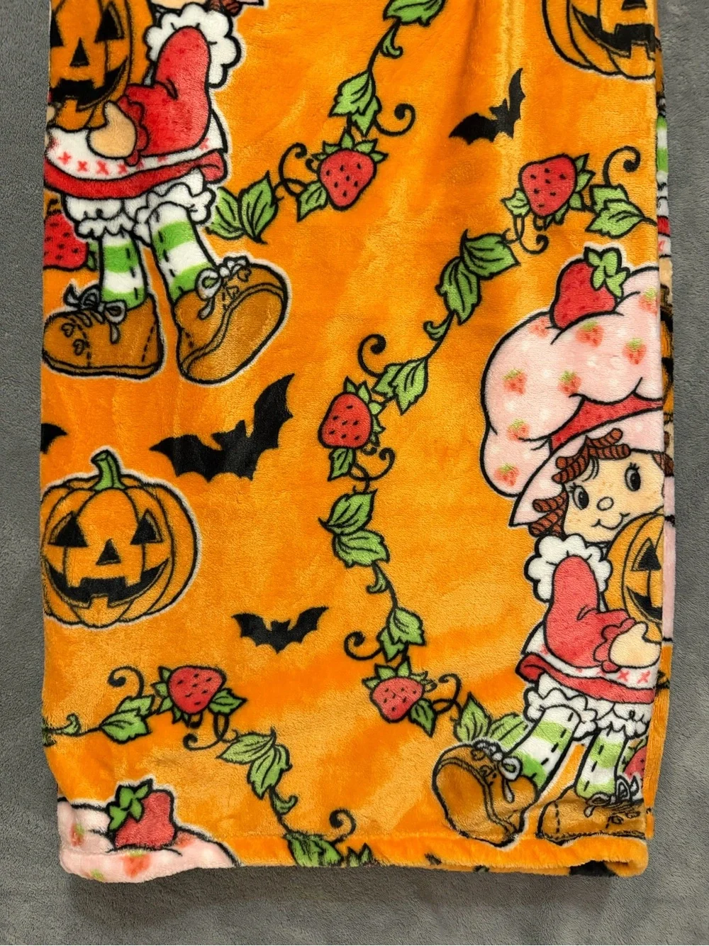 NEW HTF STRAWBERRY SHORTCAKE HALLOWEEN PLUSH THROW BLANKET PUMPKIN FALL CUSTARD